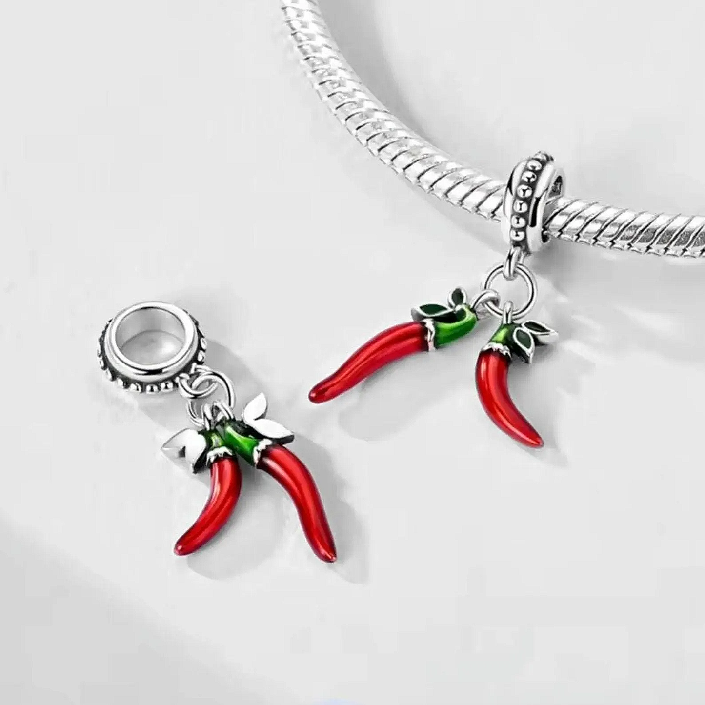 MariaFonte Charm Ciondolo Pendente Portafortuna Corno Cornetto Doppio Peperoncino Rosso  Argento 925 Compatibile con Collane e Bracciali Pandora