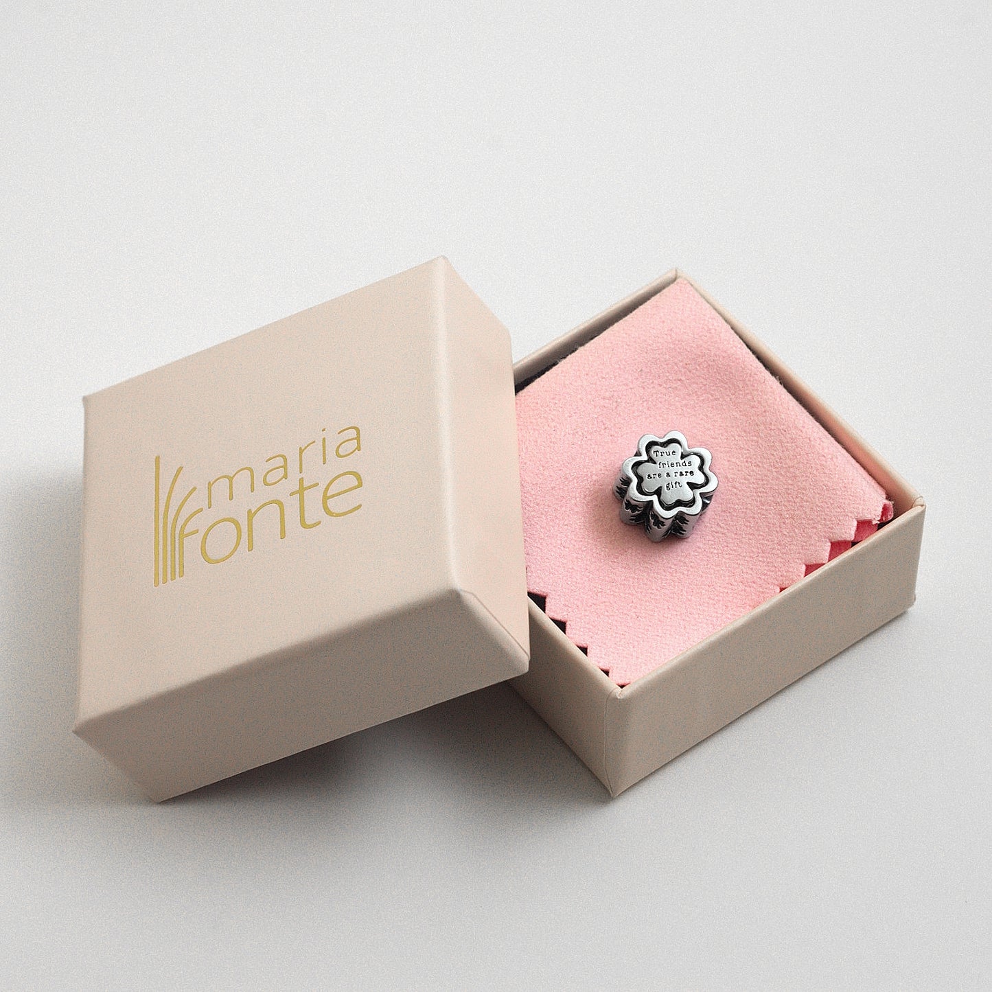 MariaFonte Bead Charm Doppio Quadrifoglio Amicizia incisione True Friends are a rare gift (I veri amici sono un dono raro) Compatibile