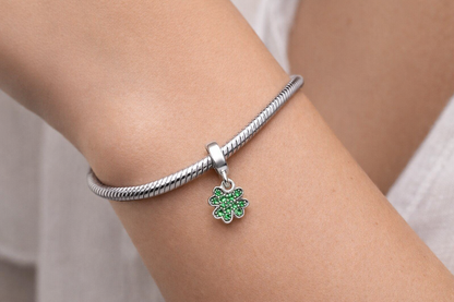 MariaFonte Charm Quadrifoglio Verde Piccolo Portafortuna in Argento Compatibile con Bracciale e Collane